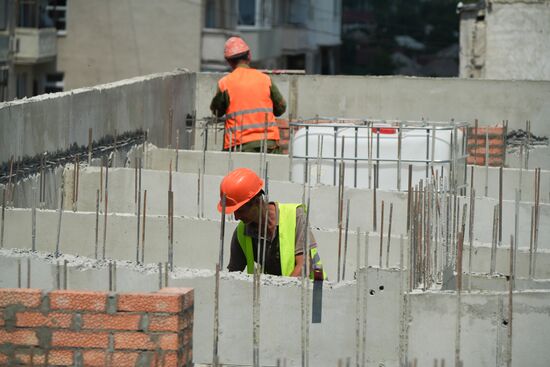 Работы по восстановлению жилых домов в Мариуполе