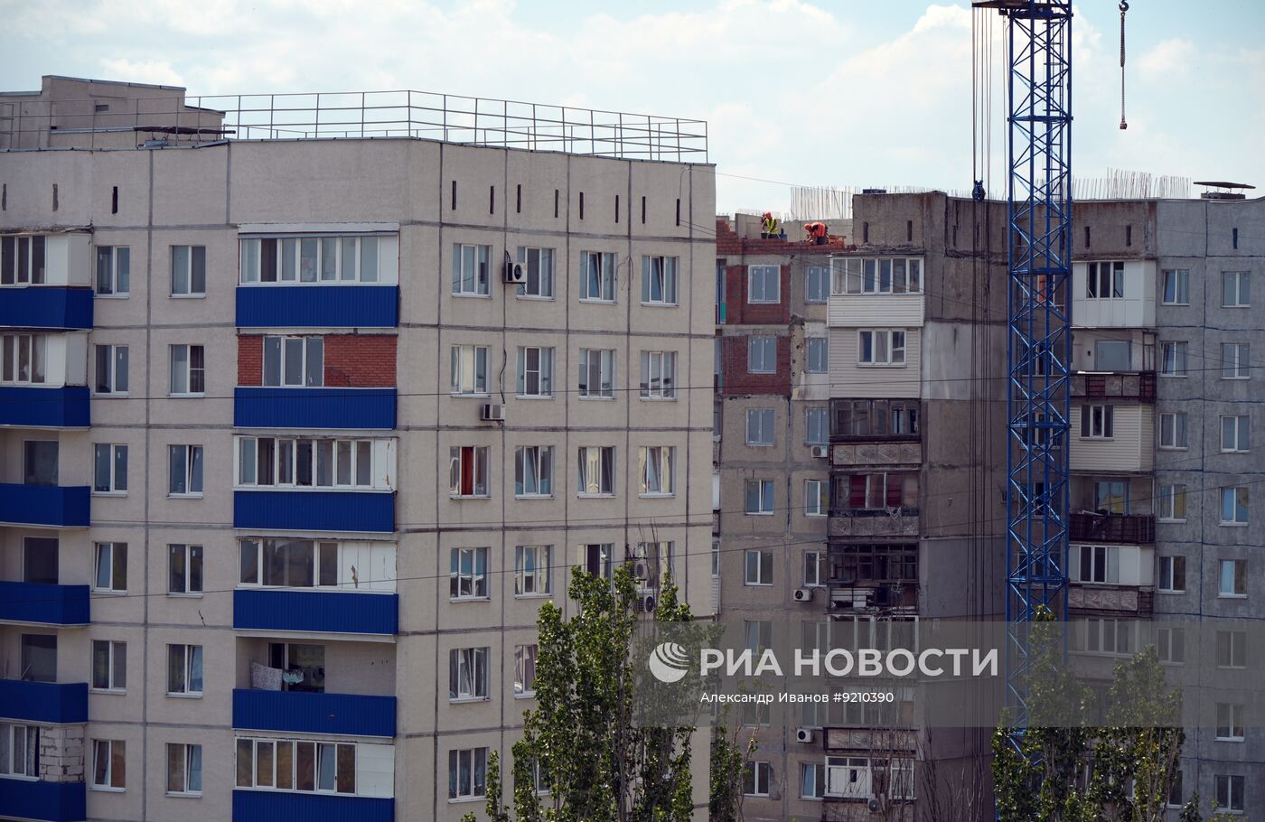 Работы по восстановлению жилых домов в Мариуполе
