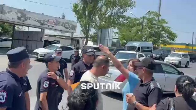 Собравшиеся у "Ариндж Молла" не расходятся — полицейские призывают их не перекрывать дороги