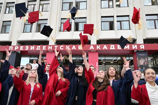 Вручение дипломов в академии РАНХиГС в Москве