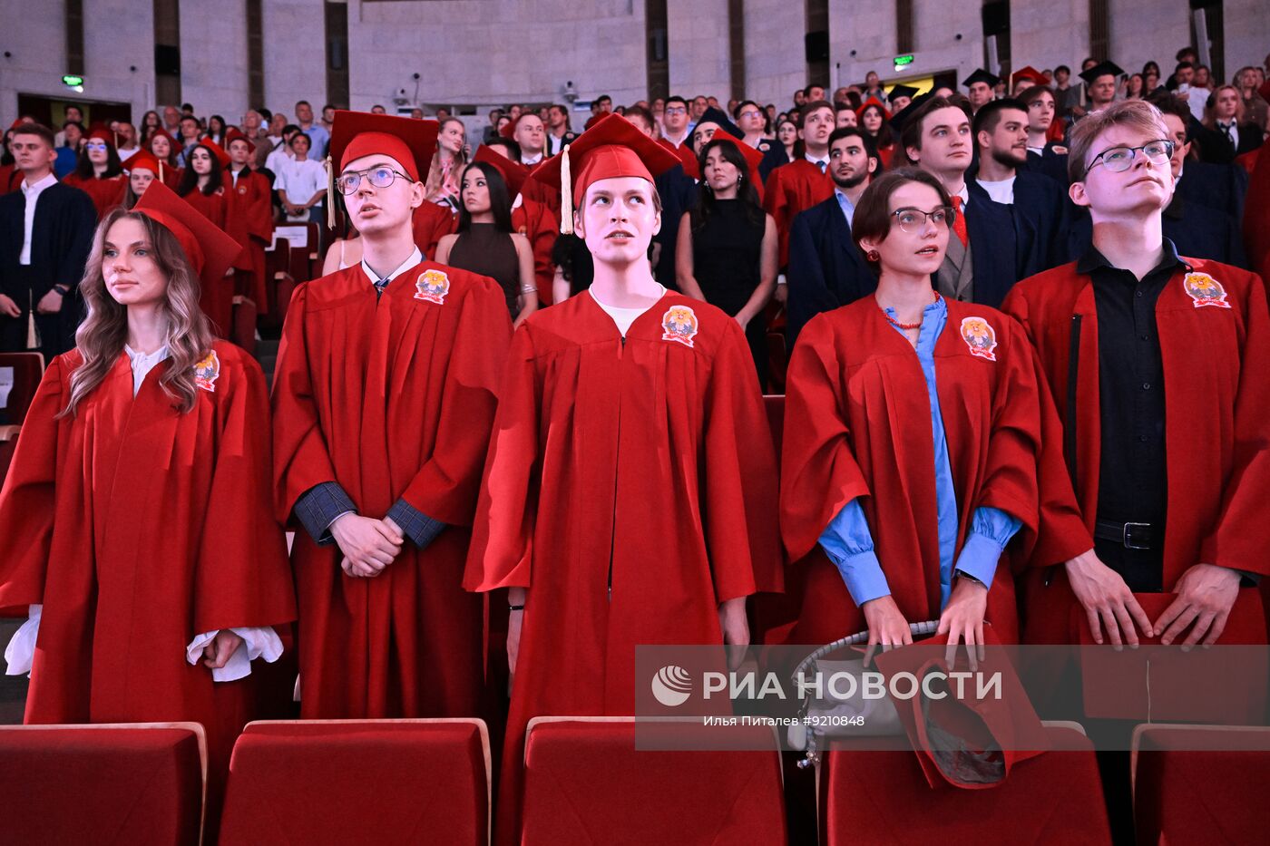 Вручение дипломов в академии РАНХиГС в Москве