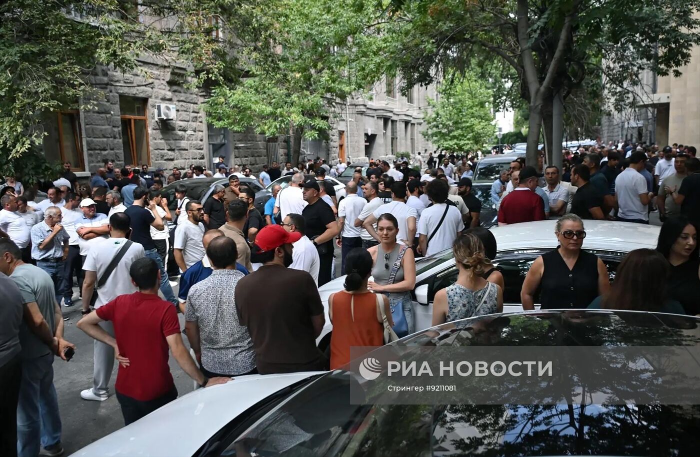 Сторонники Гагика Царукяна у здания следственного комитета в Ереване
