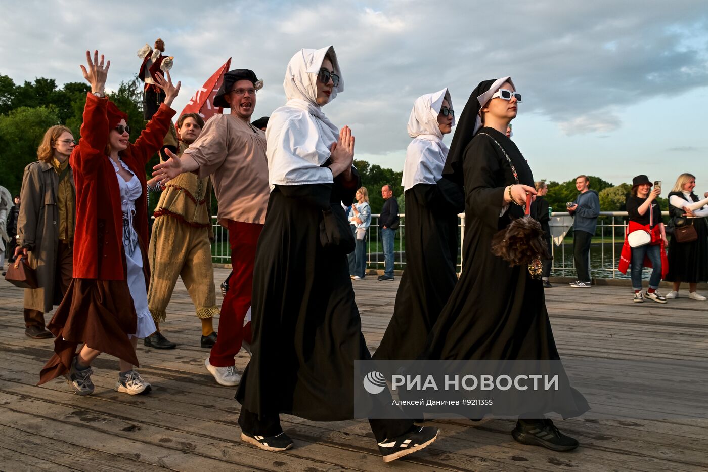 Фестиваль уличных театров в Санкт-Петербурге
