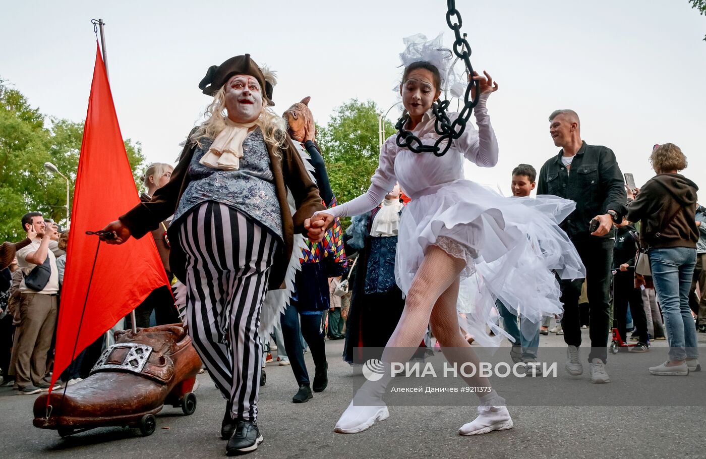 Фестиваль уличных театров в Санкт-Петербурге