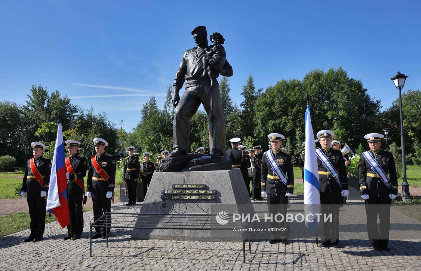 Церемония открытия памятника "Ангелы Мессины" в Кронштадте