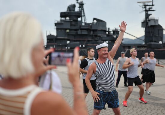 Массовый забег в тельняшках ко Дню ВМФ в Новороссийске 