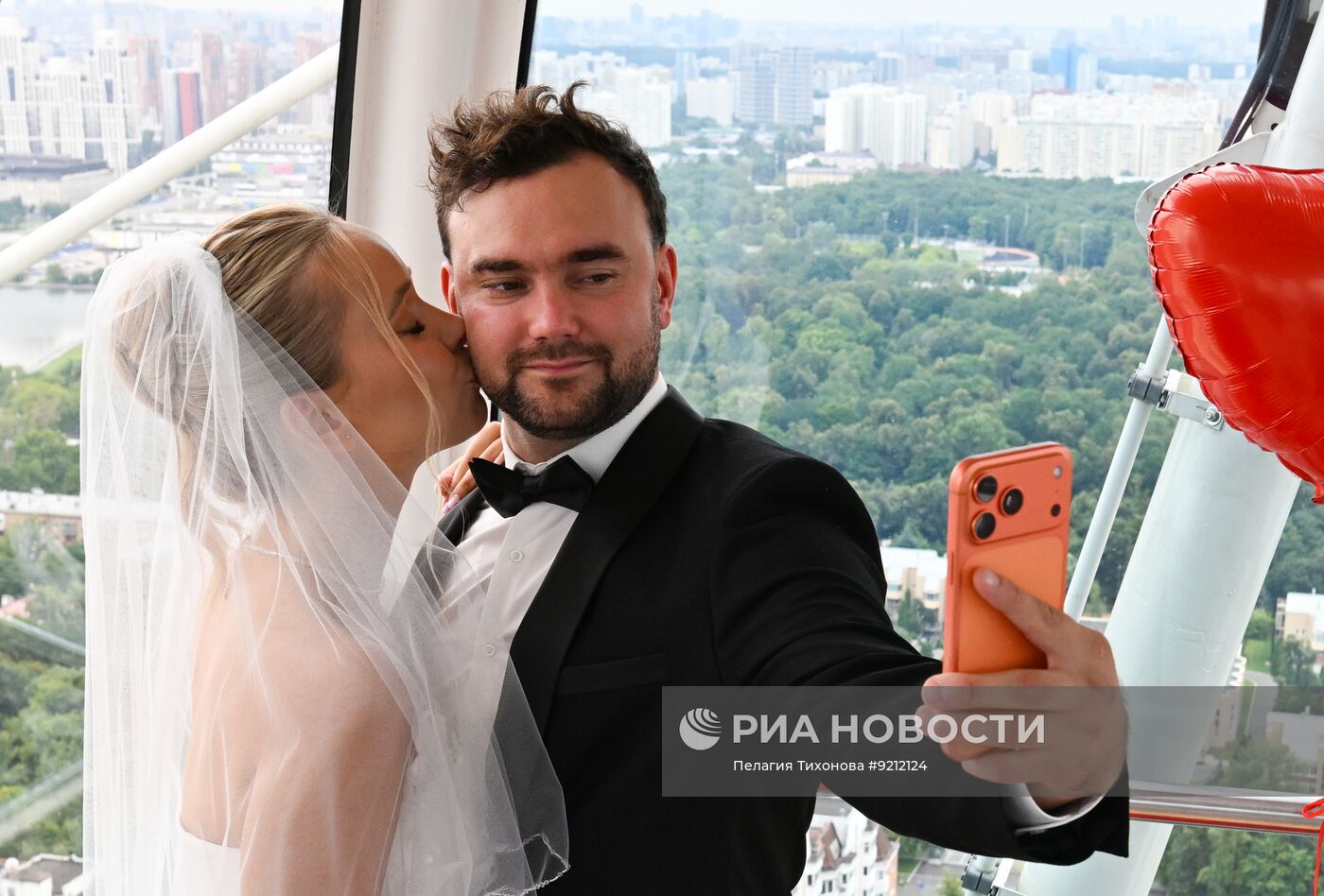 Регистрация брака в кабинах колеса обозрения "Солнце Москвы"