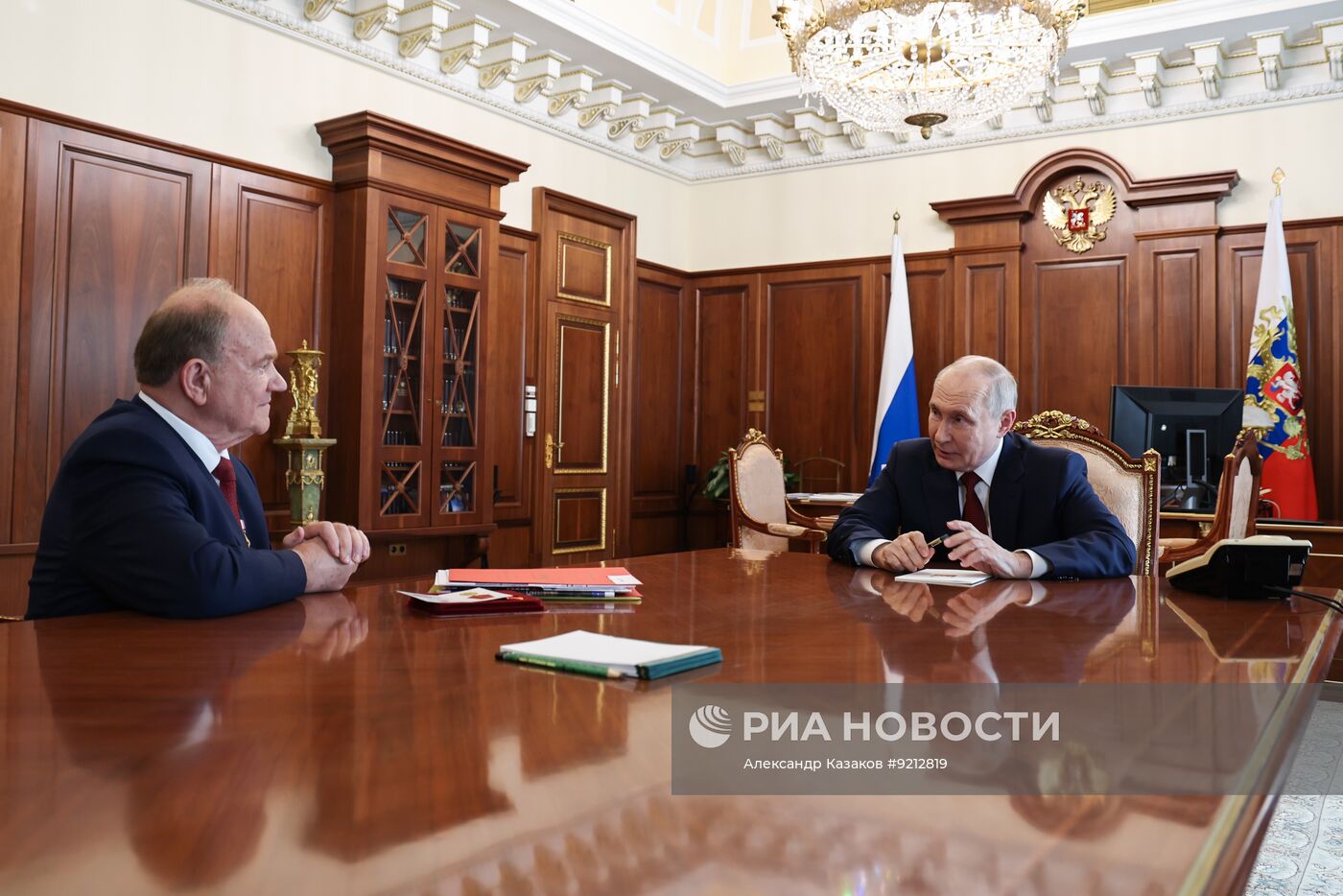 Президент Владимир Путин встретился с руководителями фракций политических партий в Государственной Думе РФ восьмого созыва