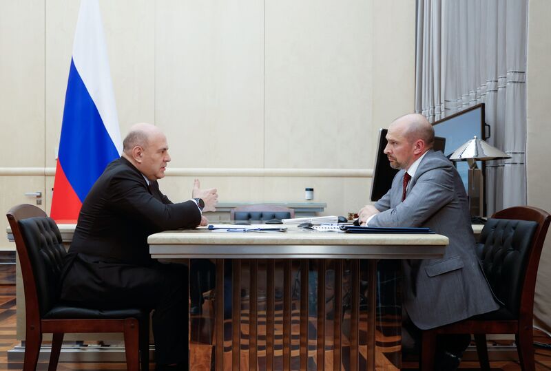 Премьер-министр Михаил Мишустин провёл встречу с руководителем Росжелдора Александром Сахаровым