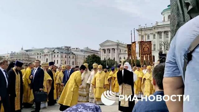 Крестный ход у памятника святому князю Владимиру на Боровицкой площади в Москве