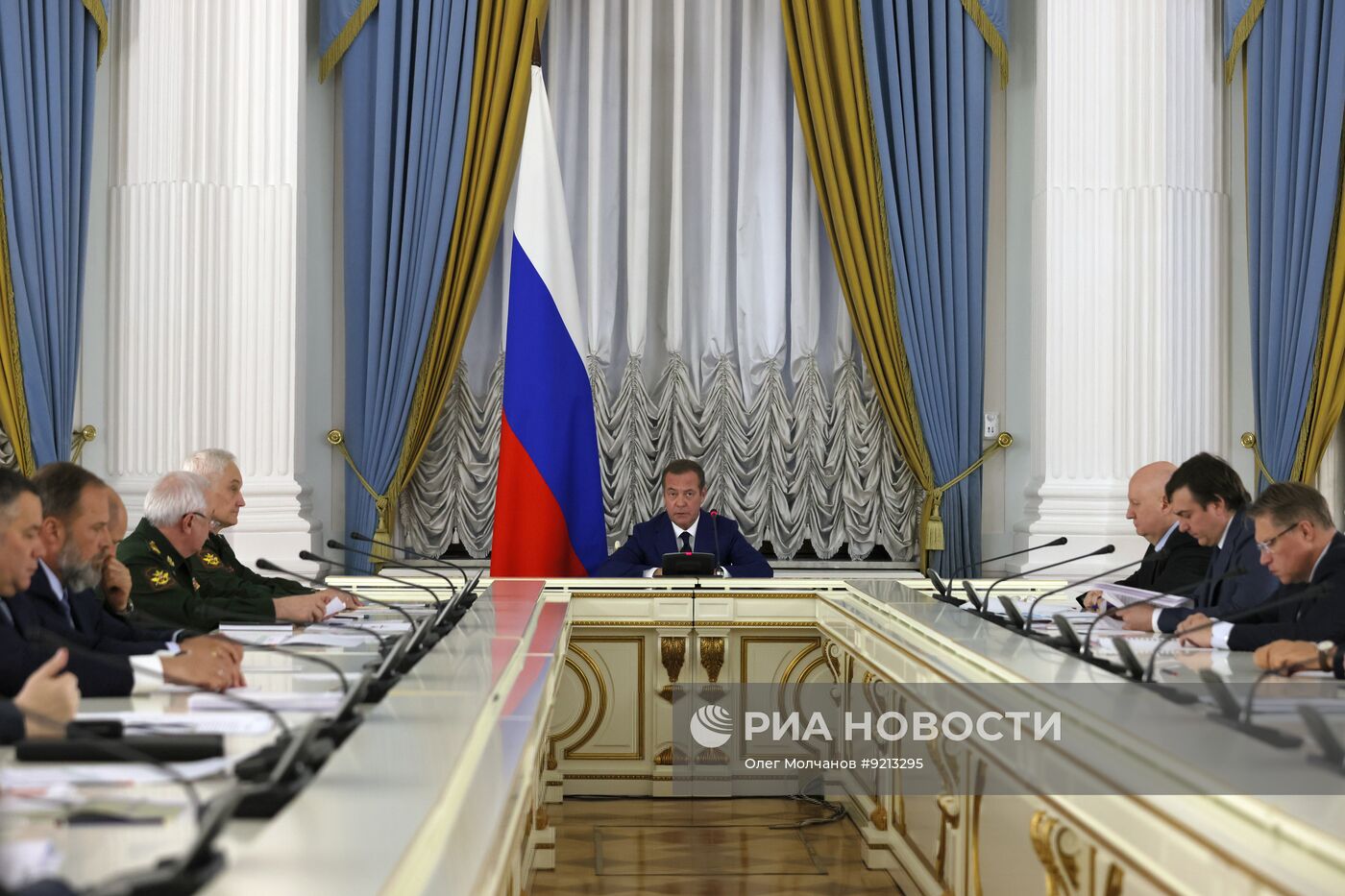 Зампред Совбеза РФ Дмитрий Медведев провел заседание межведомственной комиссии СБ РФ