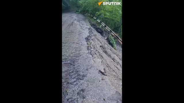 Частично обвалилась дорога, ведущая к госдачам Горбачева и Сталина в Мюссере