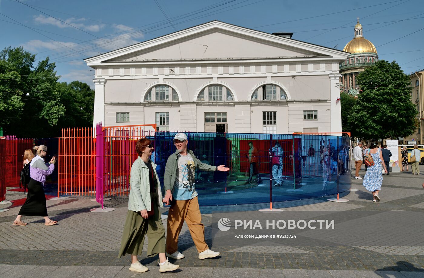 Показ инсталляции художника Ромулло Вьейра Консейсана в Санкт-Петербурге