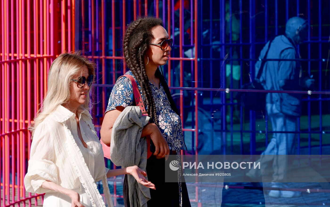 Показ инсталляции художника Ромулло Вьейра Консейсана в Санкт-Петербурге