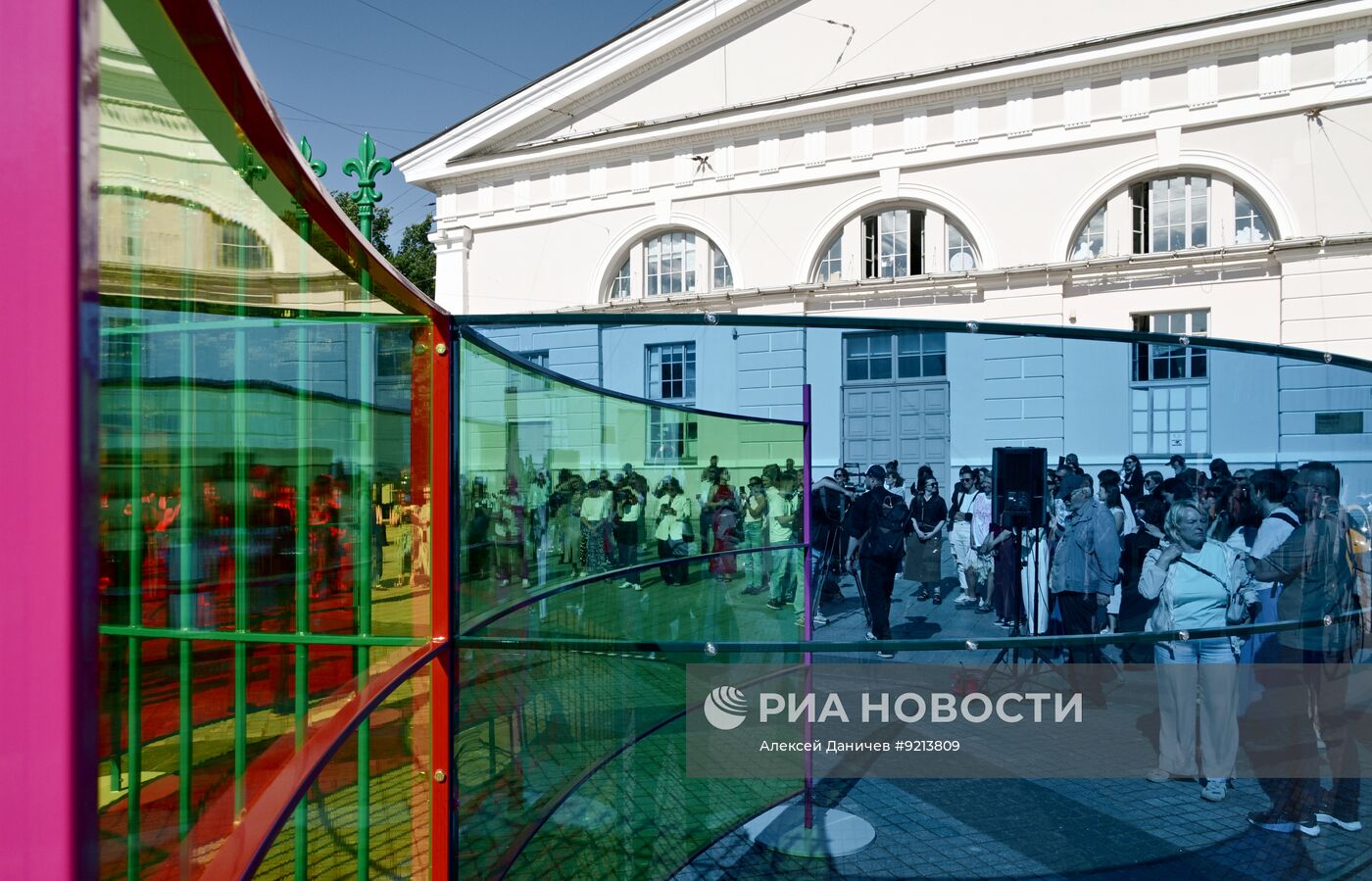 Показ инсталляции художника Ромулло Вьейра Консейсана в Санкт-Петербурге