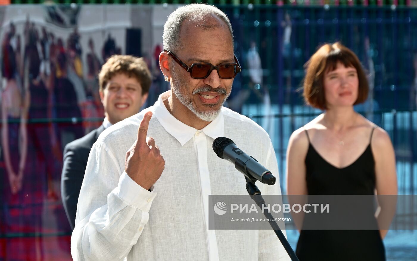 Показ инсталляции художника Ромулло Вьейра Консейсана в Санкт-Петербурге