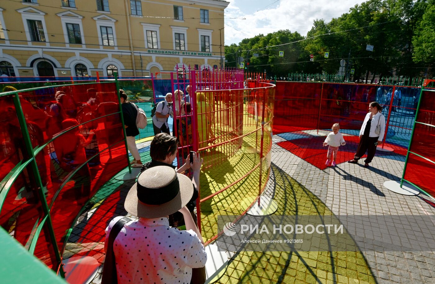 Показ инсталляции художника Ромулло Вьейра Консейсана в Санкт-Петербурге
