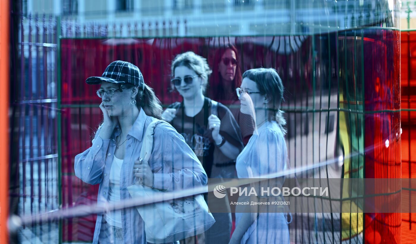 Показ инсталляции художника Ромулло Вьейра Консейсана в Санкт-Петербурге