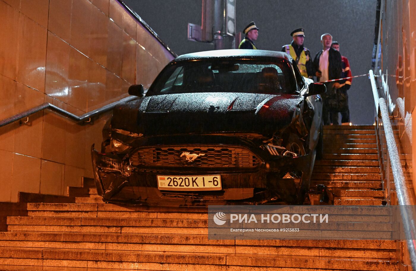 Автомобиль въехал в подземный переход у "Домодедовской" в Москве
