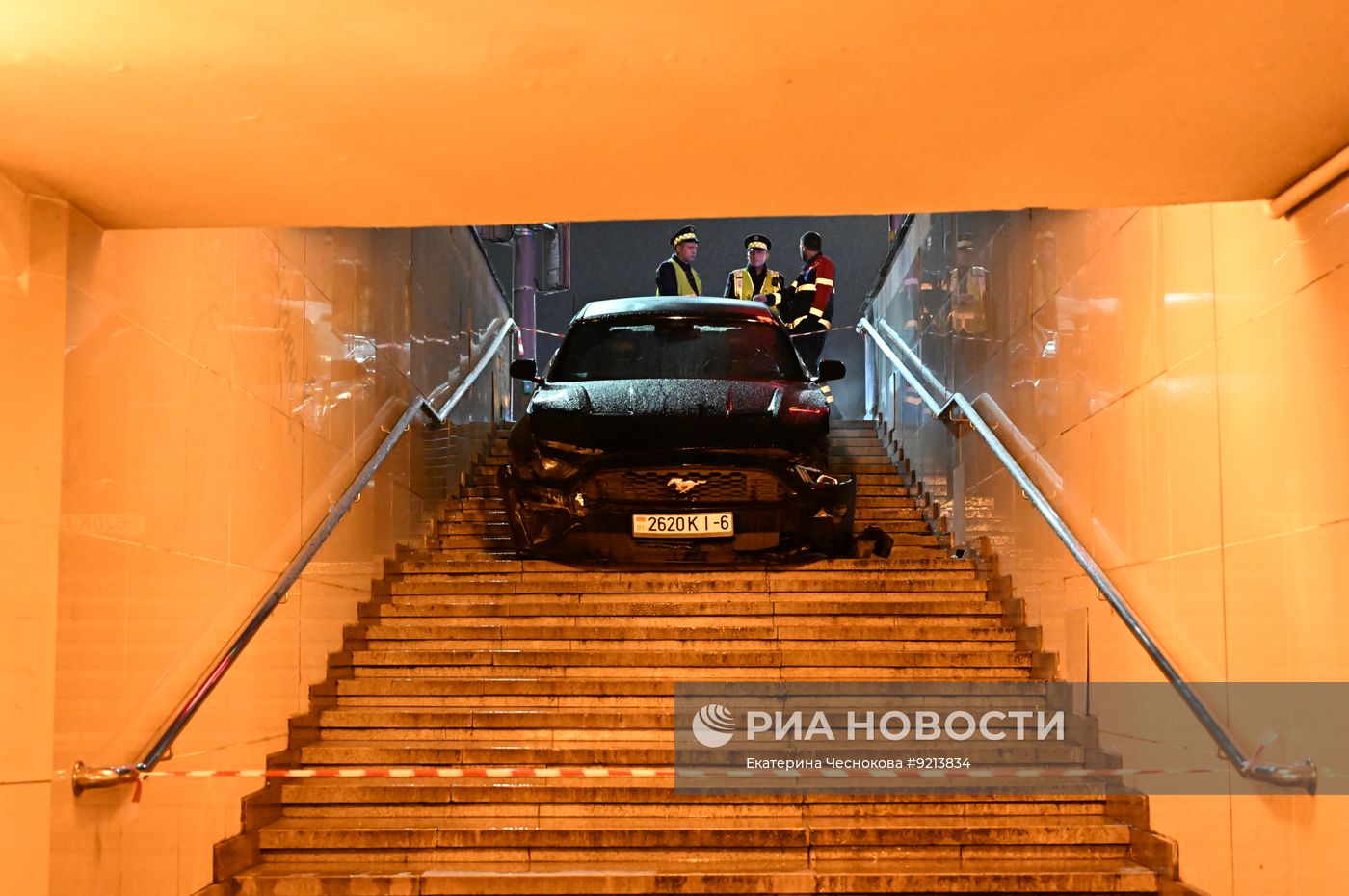 Автомобиль въехал в подземный переход у "Домодедовской" в Москве