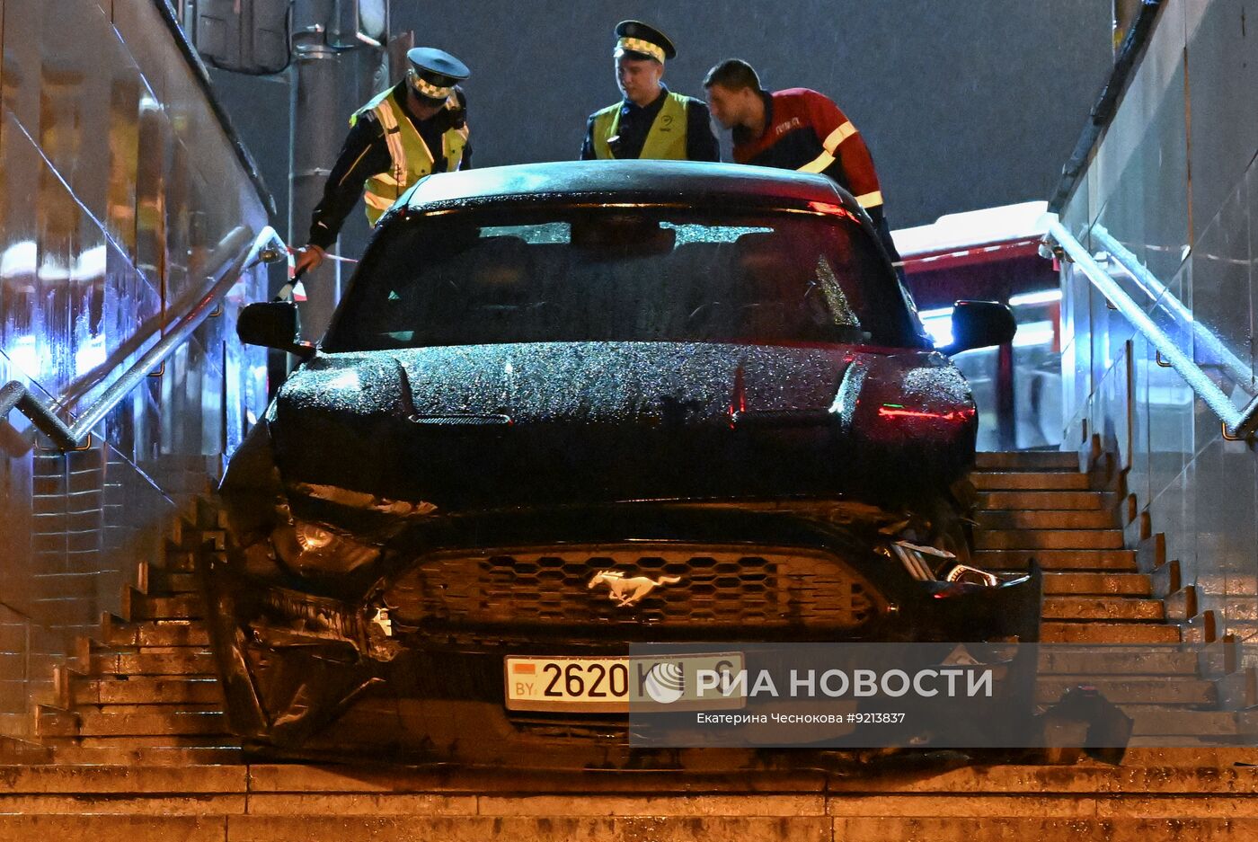 Автомобиль въехал в подземный переход у "Домодедовской" в Москве