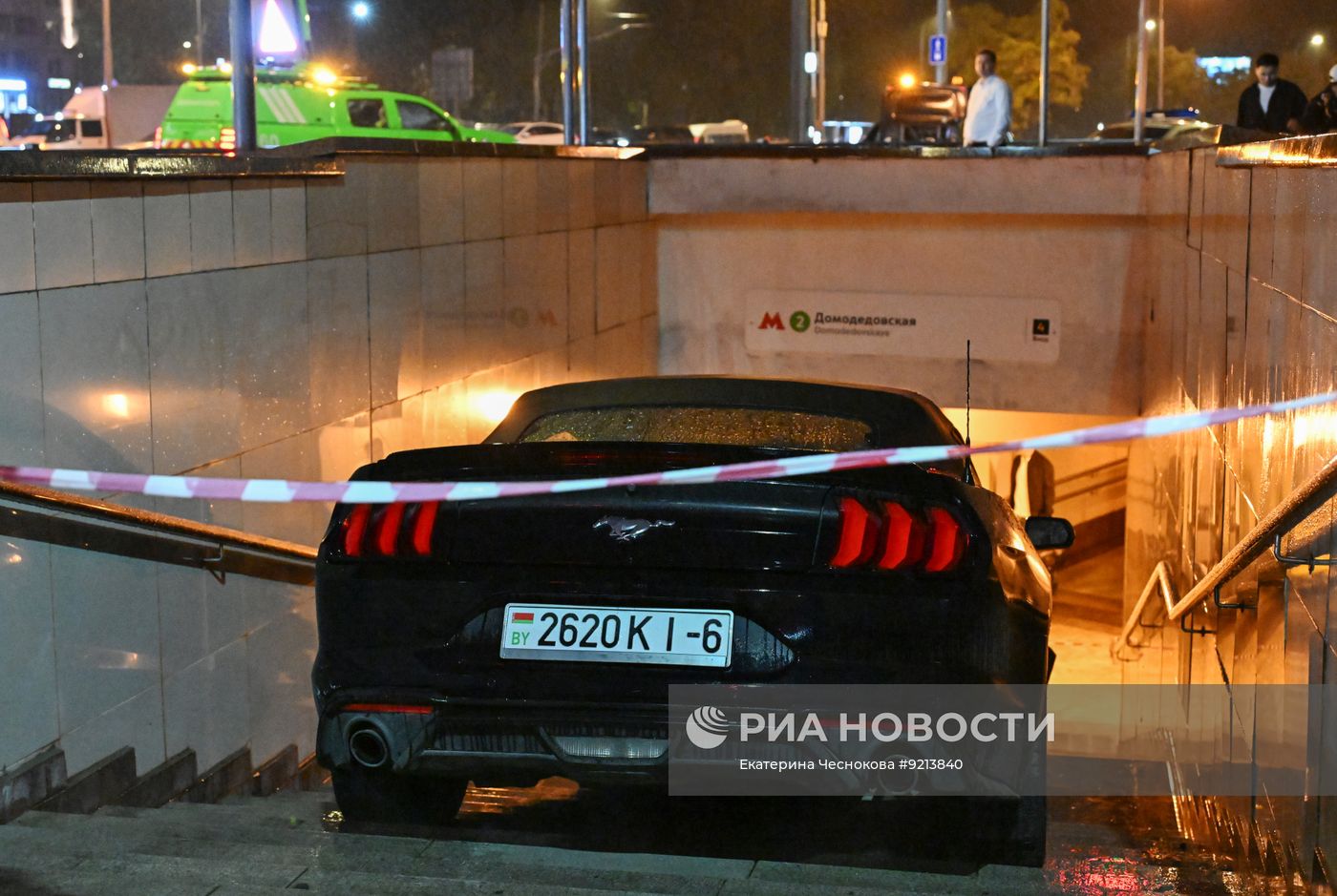 Автомобиль въехал в подземный переход у "Домодедовской" в Москве