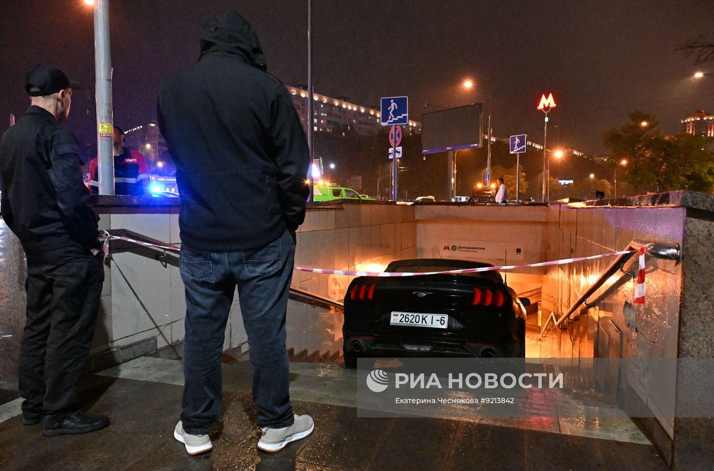 Автомобиль въехал в подземный переход у "Домодедовской" в Москве