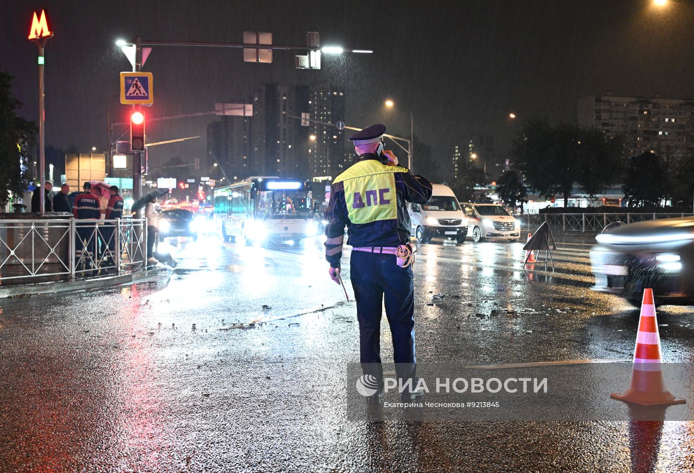 Автомобиль въехал в подземный переход у "Домодедовской" в Москве