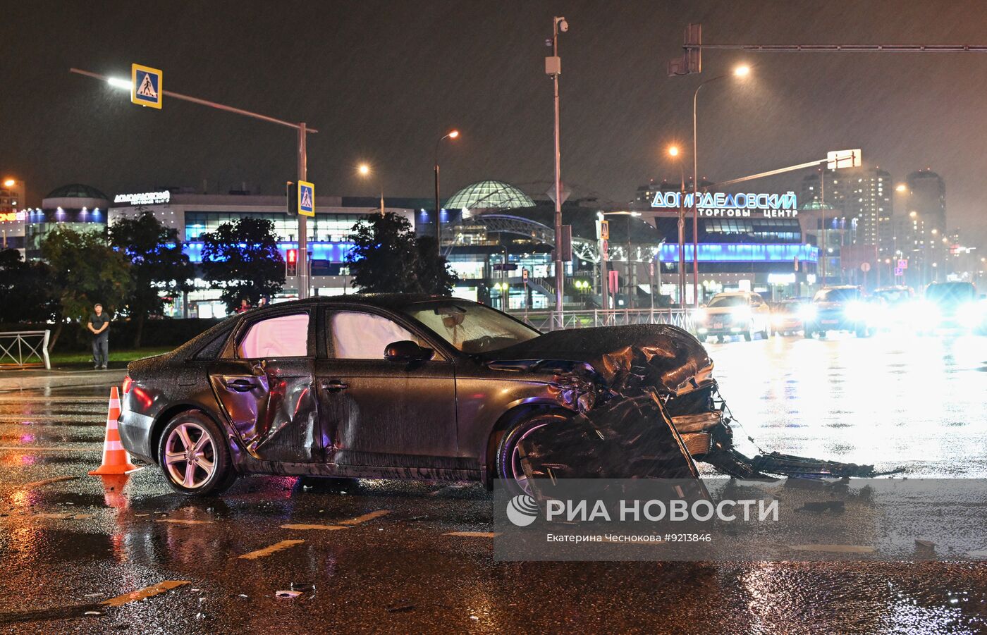 Автомобиль въехал в подземный переход у "Домодедовской" в Москве