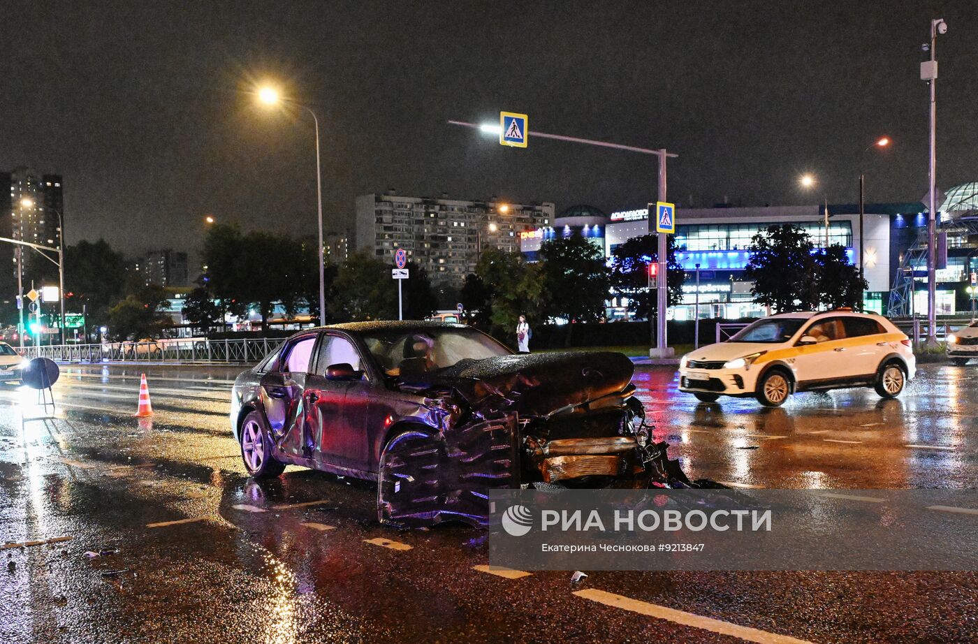Автомобиль въехал в подземный переход у "Домодедовской" в Москве