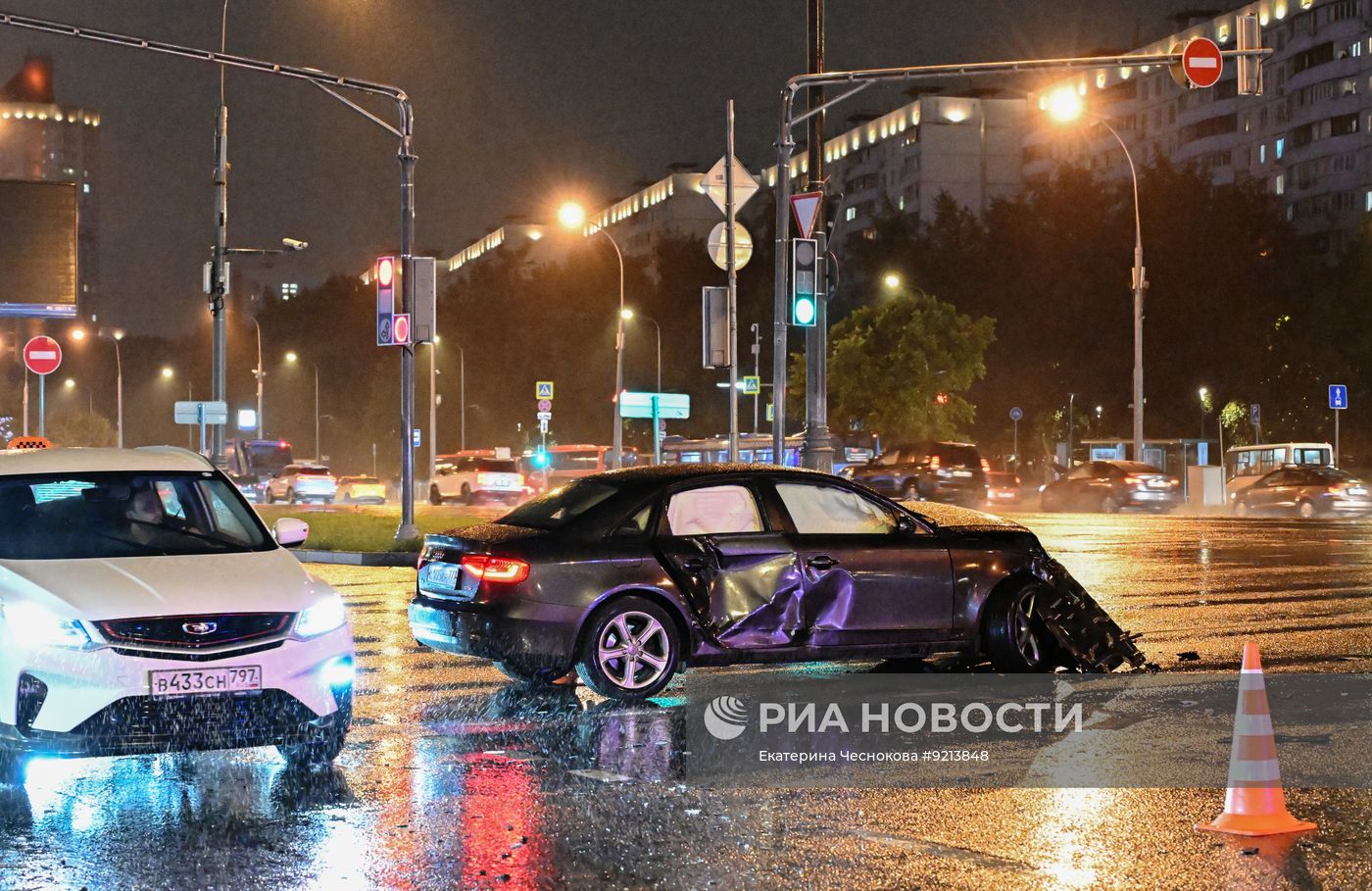 Автомобиль въехал в подземный переход у "Домодедовской" в Москве