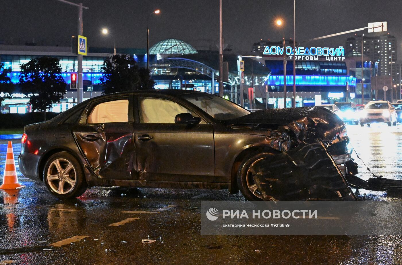 Автомобиль въехал в подземный переход у "Домодедовской" в Москве