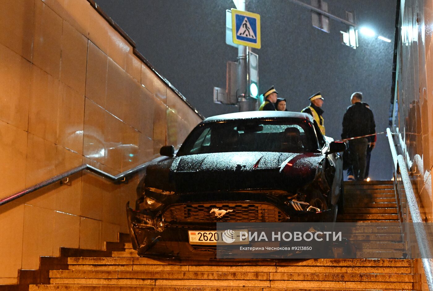 Автомобиль въехал в подземный переход у "Домодедовской" в Москве