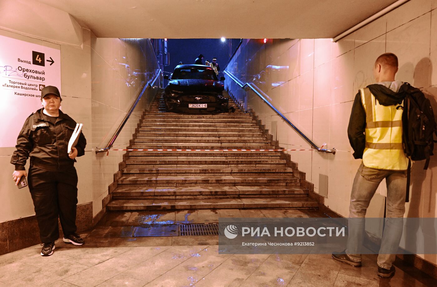 Автомобиль въехал в подземный переход у "Домодедовской" в Москве