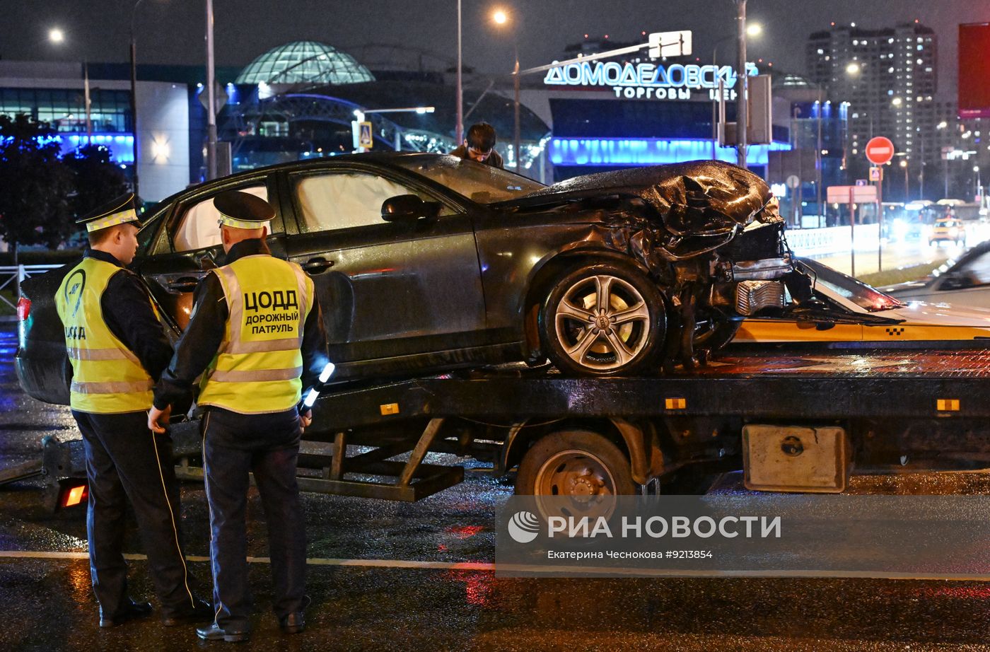 Автомобиль въехал в подземный переход у "Домодедовской" в Москве