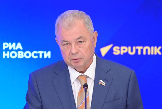 Брифинг председателя Комитета Совета Федерации по бюджету и финансовым рынкам Анатолия Артамонова