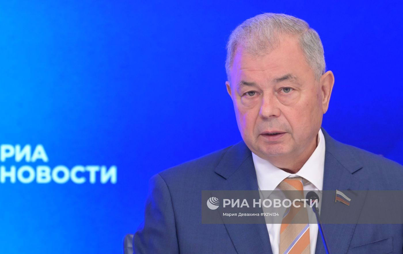 Брифинг председателя Комитета Совета Федерации по бюджету и финансовым рынкам Анатолия Артамонова