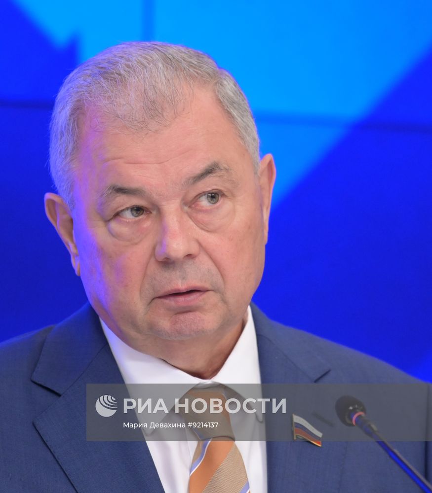 Брифинг председателя Комитета Совета Федерации по бюджету и финансовым рынкам Анатолия Артамонова