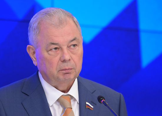 Брифинг председателя Комитета Совета Федерации по бюджету и финансовым рынкам Анатолия Артамонова