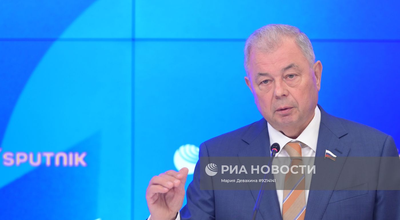 Брифинг председателя Комитета Совета Федерации по бюджету и финансовым рынкам Анатолия Артамонова