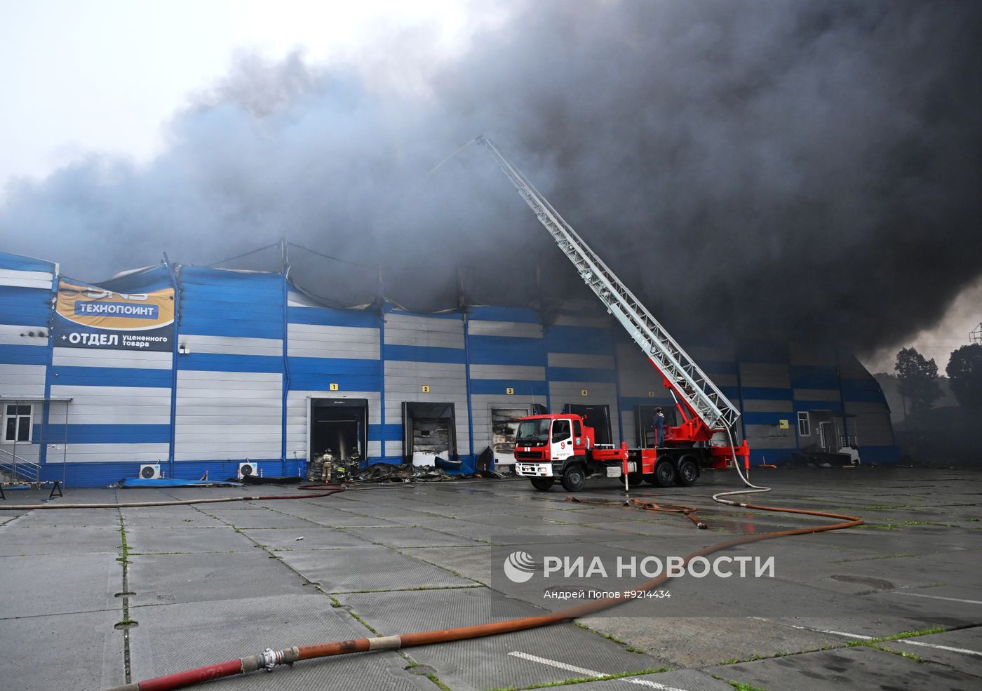 Пожар на складе DNS во Владивостоке