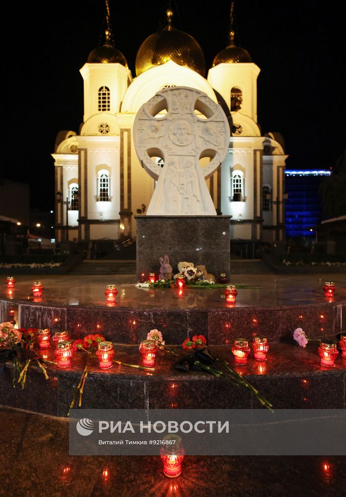 Стихийный мемориал в Краснодаре в память о погибших в результате украинской атаки на Геленджик