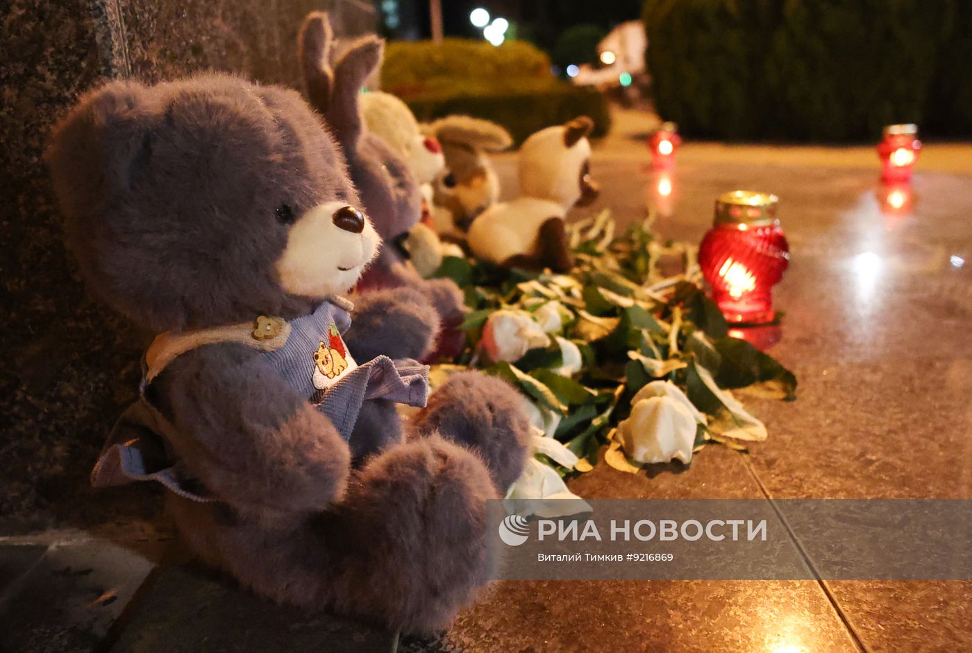 Стихийный мемориал в Краснодаре в память о погибших в результате украинской атаки на Геленджик