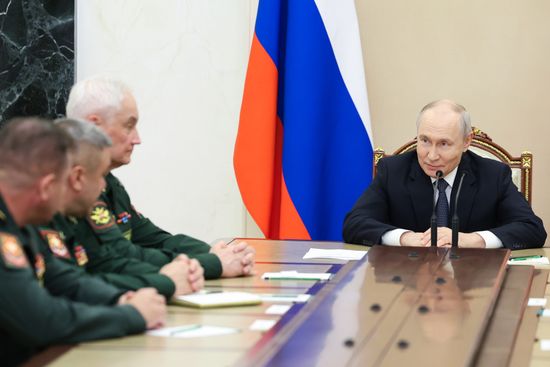 Президент Владимир Путин провел встречу с руководством Министерства обороны