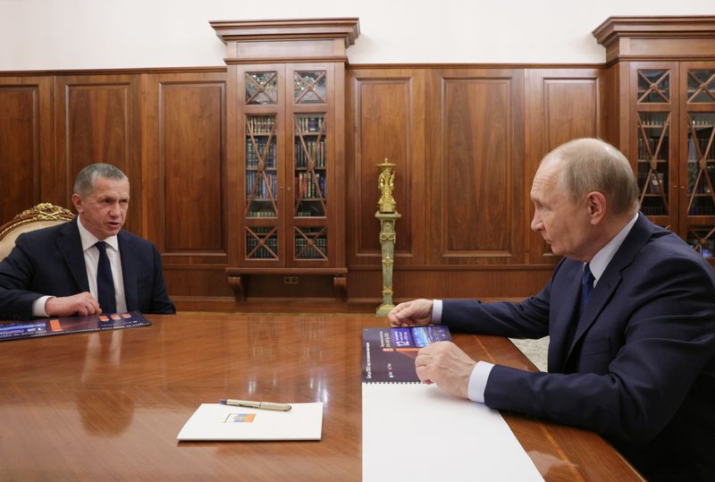 Президент Владимир Путин провел встречу с вице-премьером - полпредом в ДВФО Юрием Трутневым