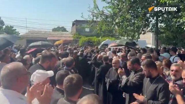 Гарегин II пришел на заседание суда против него под аплодисменты собравшихся