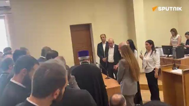 Обстановка у суда в Ереване, где стартовало заседание по делу Католикоса всех армян Гарегина II и шести епископов