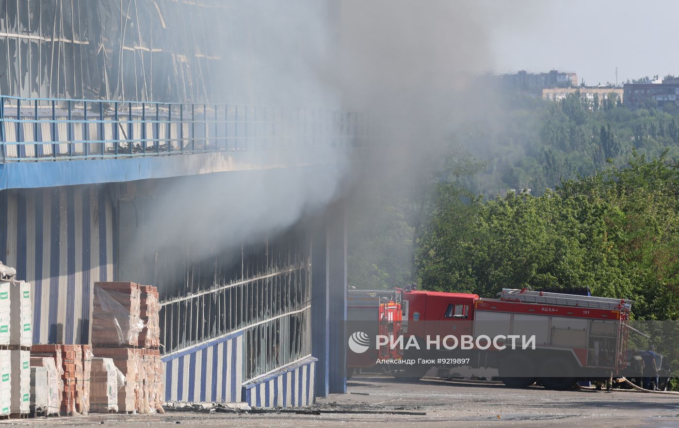 Последствия атаки беспилотников ВСУ на ТЦ "Галактика" в Макеевке