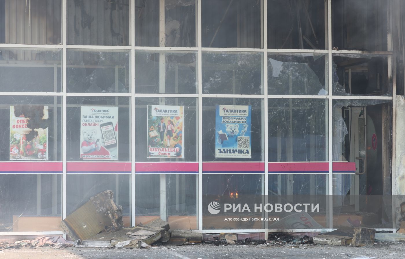 Последствия атаки беспилотников ВСУ на ТЦ "Галактика" в Макеевке