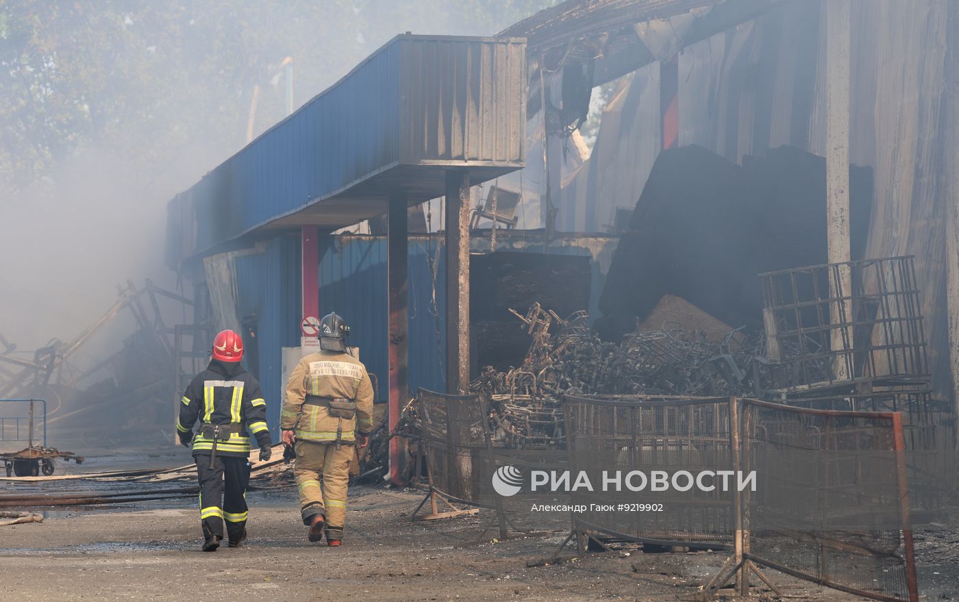 Последствия атаки беспилотников ВСУ на ТЦ "Галактика" в Макеевке
